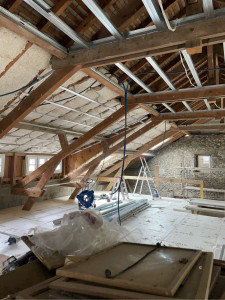 Photo de galerie - Isolation rampant avec laine bio fibre avec parement BA 13 sur une ossature F530 sur suspentes.