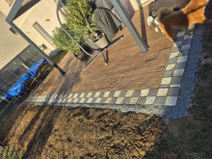 Photo de galerie - Création d'un pavage autour d'une terrasse .