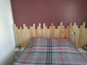 Photo de galerie - Tête de lit maison en bois de palette traité