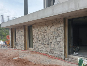 Photo de galerie - Habillage maison pierre sèche.