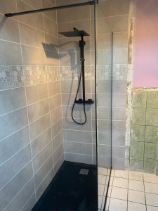 Photo de galerie - Pose de faïence dans une douche en rénovation 
