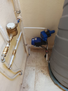Photo de galerie - 
pose d une citerne avec surpresseur .