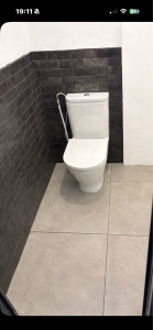 Photo de galerie - Posede carrelage, faïence et d’un wc.