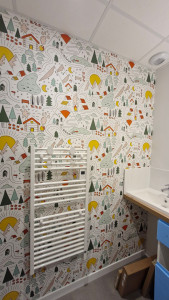 Photo de galerie - Sympathique tapisserie pour enfants ? 
dans une salle de bain 