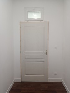 Photo de galerie - Pose de porte et fenêtre dans vestiaire.