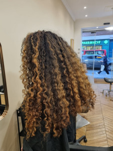 Photo de galerie - Balayage naturel frisé 