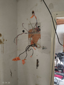 Photo de galerie - Dépose ancien tableau pour recevoir le nouveau pour recablage complet de ce projet 