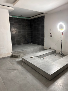 Photo de galerie - Carrelage + faïence + lit suspendu led intégrés 