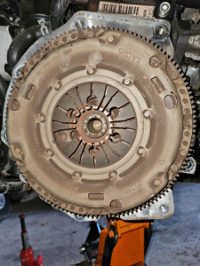 Photo de galerie - Remplacement embrayage  volant moteur.