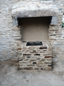 Photo de galerie - Création barbecue en pierre dans une cheminée.