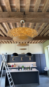 Photo de galerie - Installation électrique complète pour l’éclairage d’une cuisine moderne, avec pose de luminaires décoratifs. ️ 