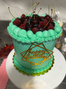 Photo de galerie - Un gâteau gourmand aux saveurs de l’été ? A l’intérieur cerises framboises et myrtilles.