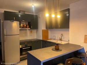 Photo de galerie - Conception et réalisation d'une cuisine complète, incluant la proposition d'un puits de lumière pour rehausser son attrait esthétique.