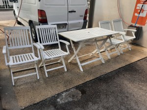 Photo de galerie - Mon fourgon avec cette table et chaises disponible 