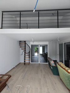Photo de galerie - Non réalisation des peintures. Intérieur. épause moquette sur la mezanine.