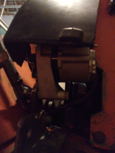 Photo de galerie - Pose d'un alternateur sur un engin de chantier