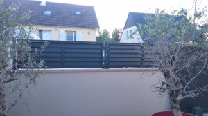 Photo de galerie - Pose d'une clôture sur un muret