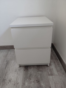 Photo de galerie - Montage d'une table de chevet.