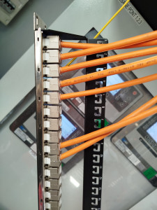 Photo de galerie - Courant faible, le B et Les prises RG45 