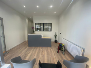 Photo de galerie - Création de cloisons en placo, mise en place de verrière, peinture du local, création en bois du comptoir, pose de parquet au sol 