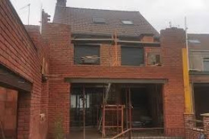 Photo de galerie - Pose dalles, chape, murette, enduit, crépi, rénovation façade, fondation, vrd, faitage, murette, seuil de portail, enduit, carrelage, faience