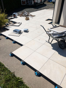 Photo de galerie - Pose de dalles extérieures sur plots réglage 