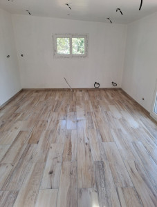 Photo de galerie - Pose d'un 120x30 carrelage imitation parquet 