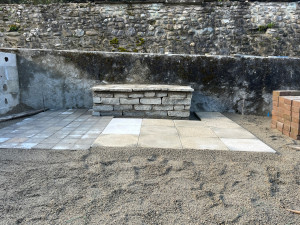Photo de galerie - Exemple d’un muret et pierre sèche avec dallage +pavage