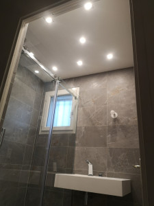 Photo de galerie - Salle de bain refaite entièrement. su sol au plafond en étant reparti de la démolition complète.