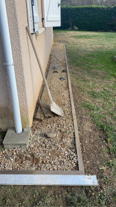 Photo de galerie - Pose de bordure autour d’une maison