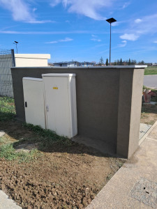 Photo de galerie - Montages d un muret avec fondations + enduit gris et dessus de murs gris.