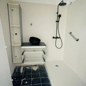 Photo de galerie - Rénovation salle de bain 
enlèvement ancien carrelage
pose de placo +  bandes
carrelage
lissage et peinture plafond
mise en place meuble sdb