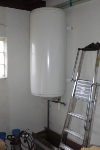 Photo de galerie - Installations d'un ballon d'eau chaude dans le garage plus toutes les alimentations pour cuisine et salle d'eau