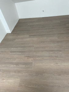 Photo de galerie - Pose parquet + plinthes 