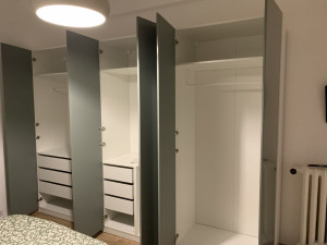 Photo de galerie - Assemblage et installation d'une armoire intégrée avec zones fonctionnelles et tiroirs.