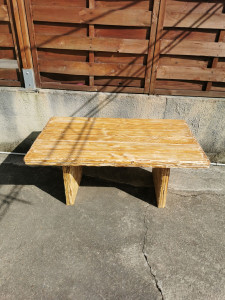 Photo de galerie - Table basse en pin massif terminé.