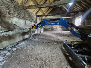 Photo de galerie - Casser des anciennes installations agricoles