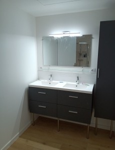 Photo de galerie - Installation meuble double vasque, colonne et miroir.