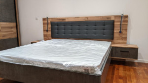 Photo de galerie - Lit double avec tables de chevet et éclairage