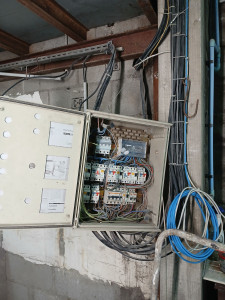 Photo de galerie - Armoire électrique tertiaire avant intervention 