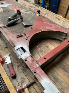 Photo de galerie - Châssis de 2 cv en réparation 