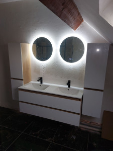 Photo de galerie - Posé de trois meubles et un double vasque  + deux miroir .