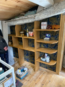 Photo de galerie - Réalisation d’étagères sur mesure 