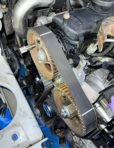 Photo de galerie - Remplacement du kit de distribution moteur, avec intervention sur les courroies, galets et éléments associés. Travail réalisé avec précision afin d’assurer le bon fonctionnement et la fiabilité du moteur.