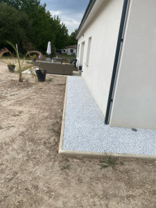 Photo de galerie - Contour de maison (trottoir) en cailloux