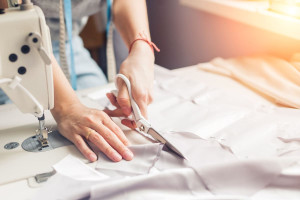 Photo de galerie - Possibilité d’effectuer quelque travaux de retouche ainsi que les ourlets de robe ou pantalon .