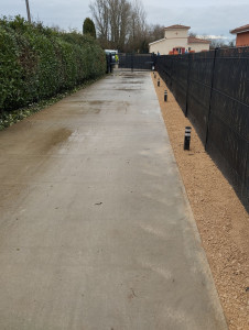 Photo de galerie - Taille d'un seul côté avec rattrapage et 2 tonnes de 0/20 sur le côté droit 