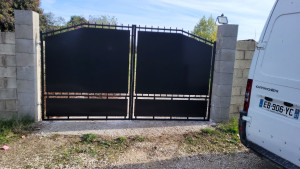 Photo de galerie - Fixation d'un portail 