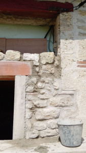 Photo de galerie - Mise en place linteau et pose de pierres à la chaux. 