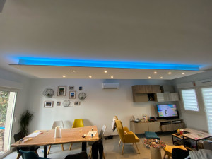 Photo de galerie - Création de spots et bandeau led dans une retombée placo